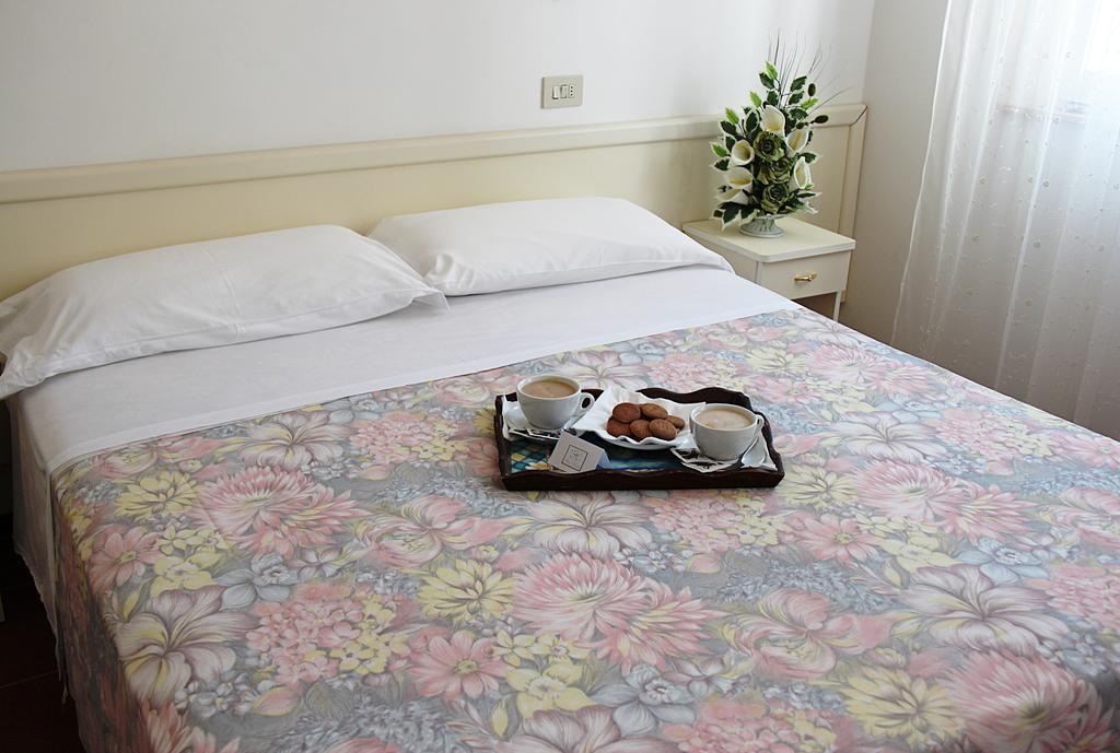 Hotel Cirene ريميني الغرفة الصورة